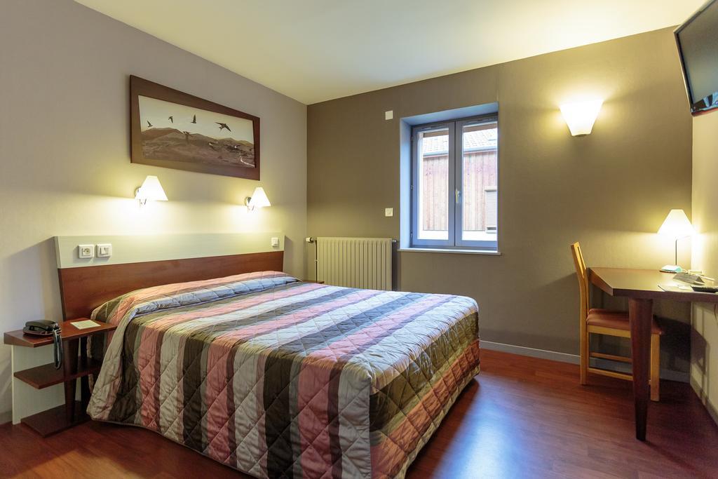 Les Hirondelles Hotel Orcines Bagian luar foto