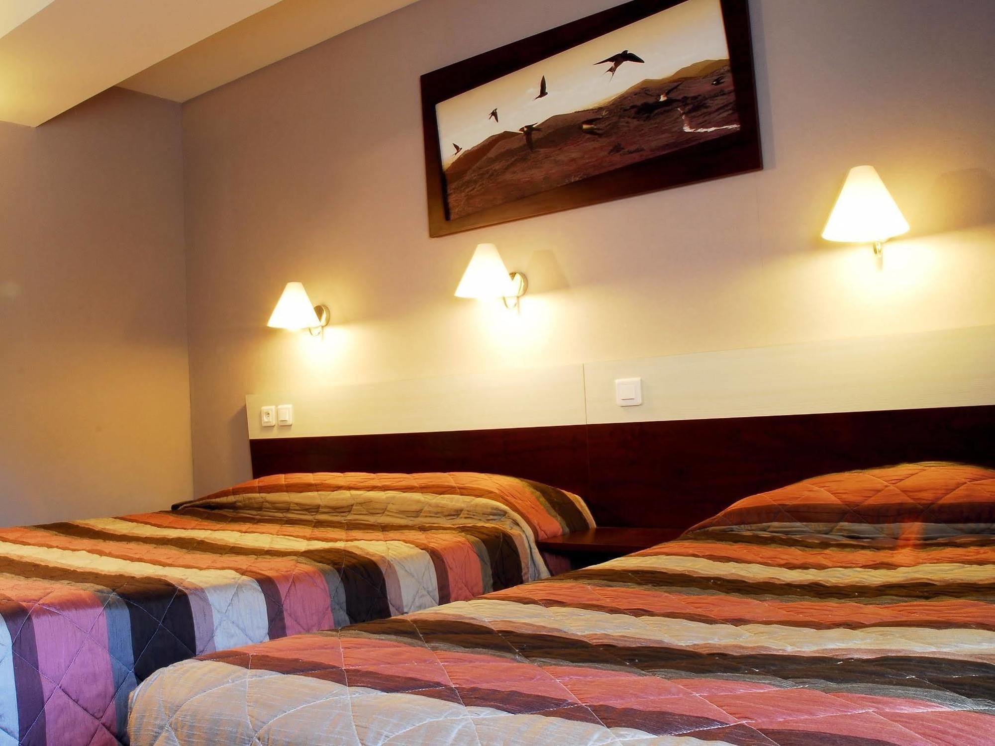Les Hirondelles Hotel Orcines Bagian luar foto